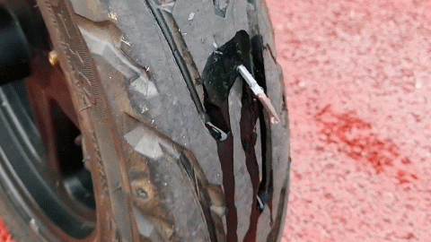 吉路尔轮胎内有密布钢丝层，破胎神器也没辙..